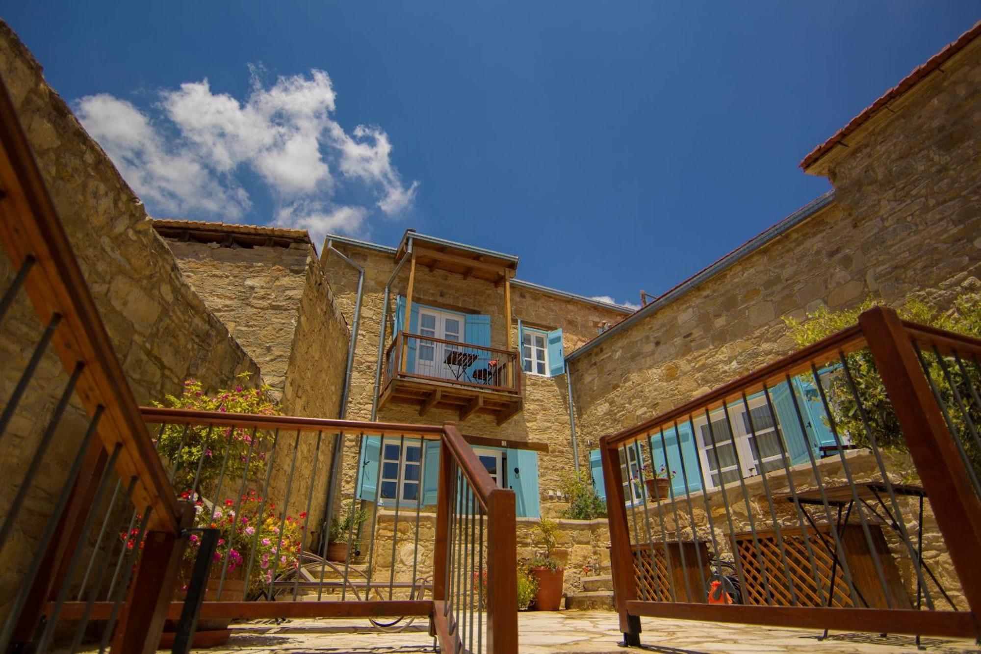 Dolphin Guest House And Studios Tochni Exterior photo